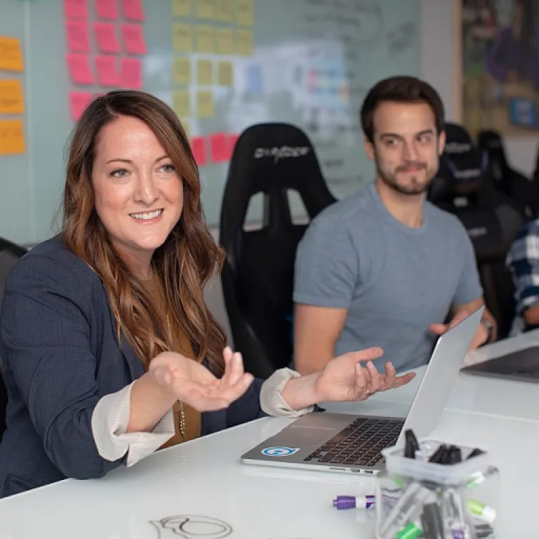 Pourquoi la carte en bois séduit l’industrie : usages et enjeux