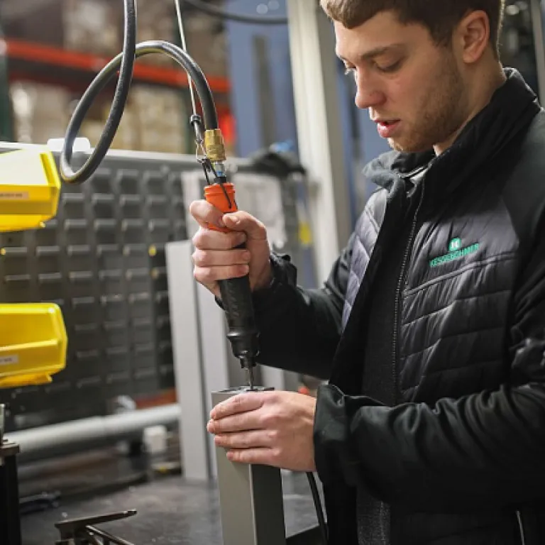 Fixation par crapaud sur poutres métalliques : choisir le bon système pour vos structures IPN